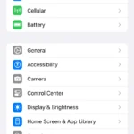 Màn hình cài đặt iPhone hiển thị mục 'StandBy' để người dùng truy cập và điều chỉnh