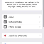 Màn hình cài đặt iPhone, minh họa việc chọn mục Chung để tìm thông tin thiết bị