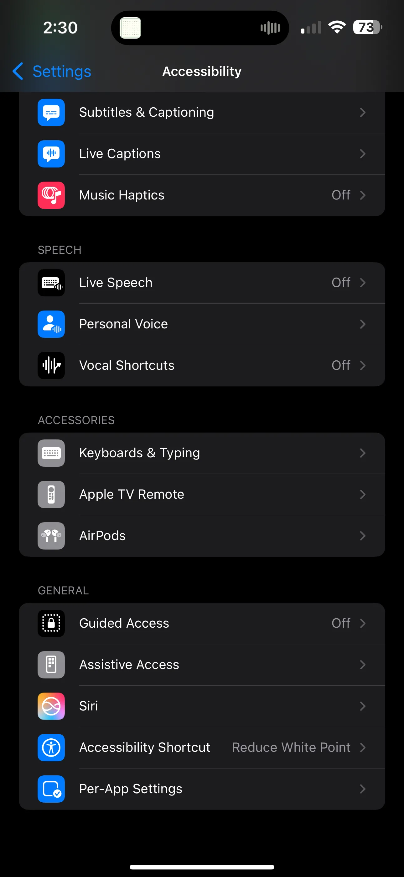 Màn hình cài đặt Trợ năng iPhone với tùy chọn "Phím tắt trợ năng" và danh sách các tính năng, trong đó "Giảm điểm trắng" được chọn.
