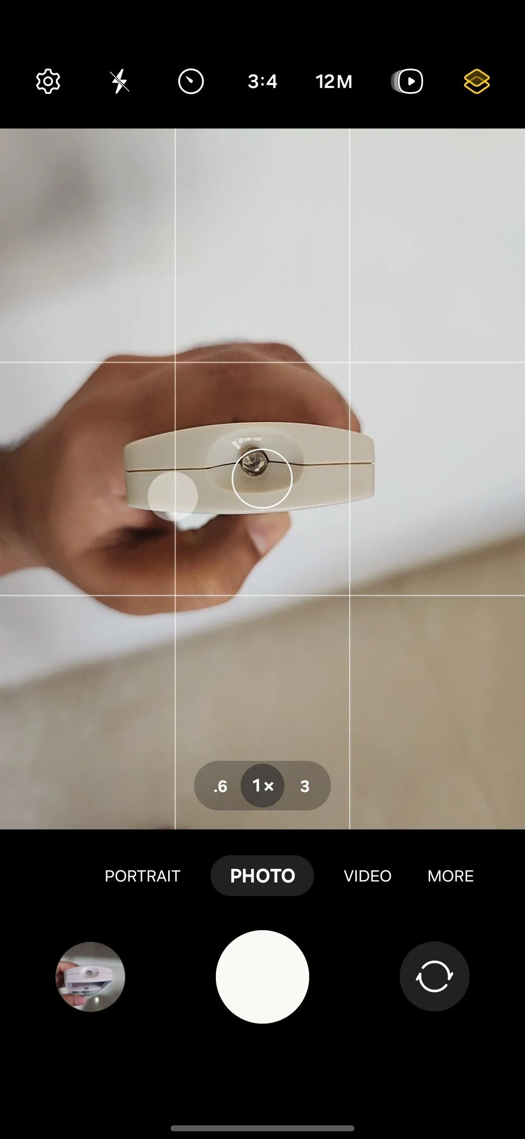 Màn hình camera điện thoại Android hiển thị đèn hồng ngoại (IR) nhấp nháy từ điều khiển từ xa, chứng tỏ remote đang hoạt động.