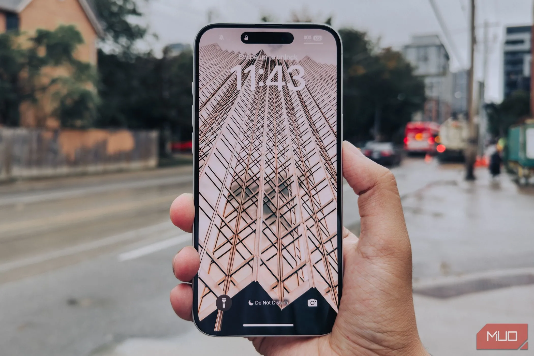 Màn hình cạnh của iPhone 16 Plus trong tay, thể hiện viền màn hình mỏng.
