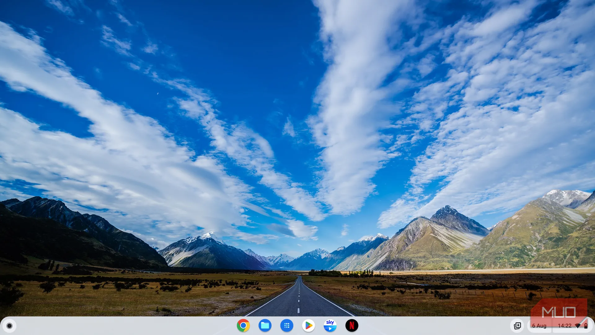 Màn hình chính ChromeOS với hình nền phong cảnh và thanh dock ứng dụng, minh họa giao diện thân thiện, dễ sử dụng
