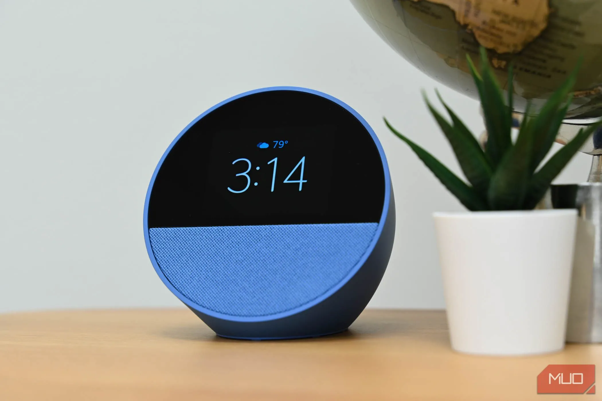 Màn hình chính của Amazon Echo Spot hiển thị giao diện người dùng sau bản cập nhật Alexa+ bắt buộc.