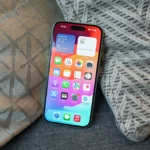 Màn hình chính của iPhone 15 đang hiển thị giao diện iOS mới