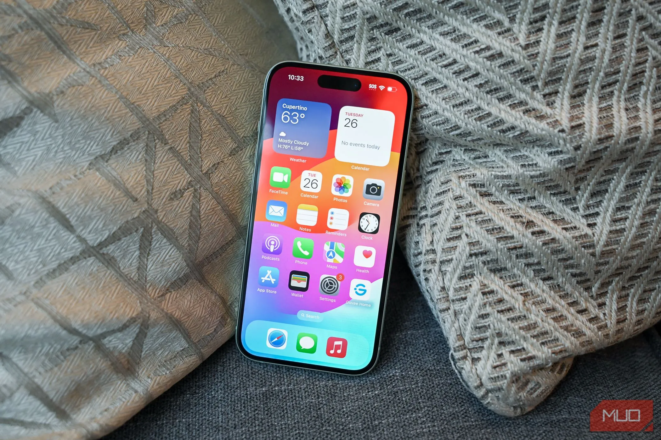 Màn hình chính của iPhone 15 đang hiển thị giao diện iOS mới