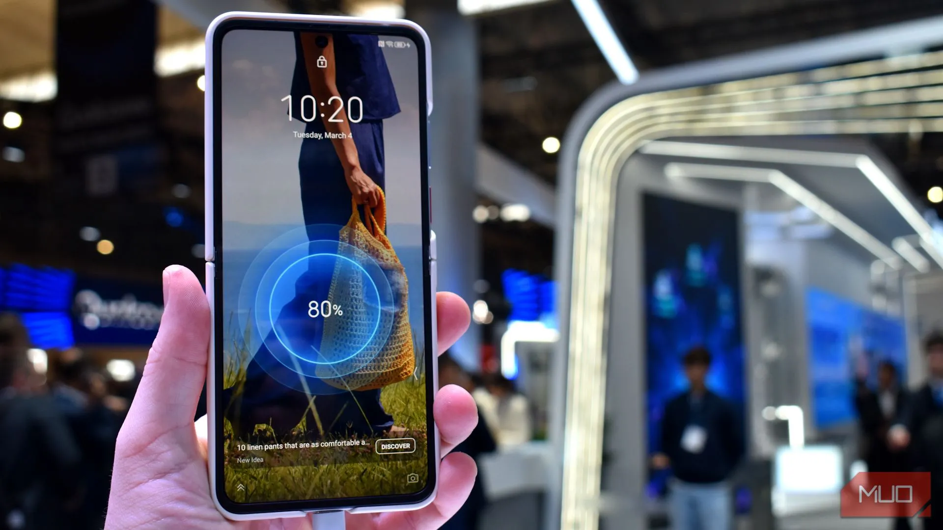 Màn hình chính của Nubia Flip 2 khi mở ra tại MWC 2025, hiển thị nội dung.