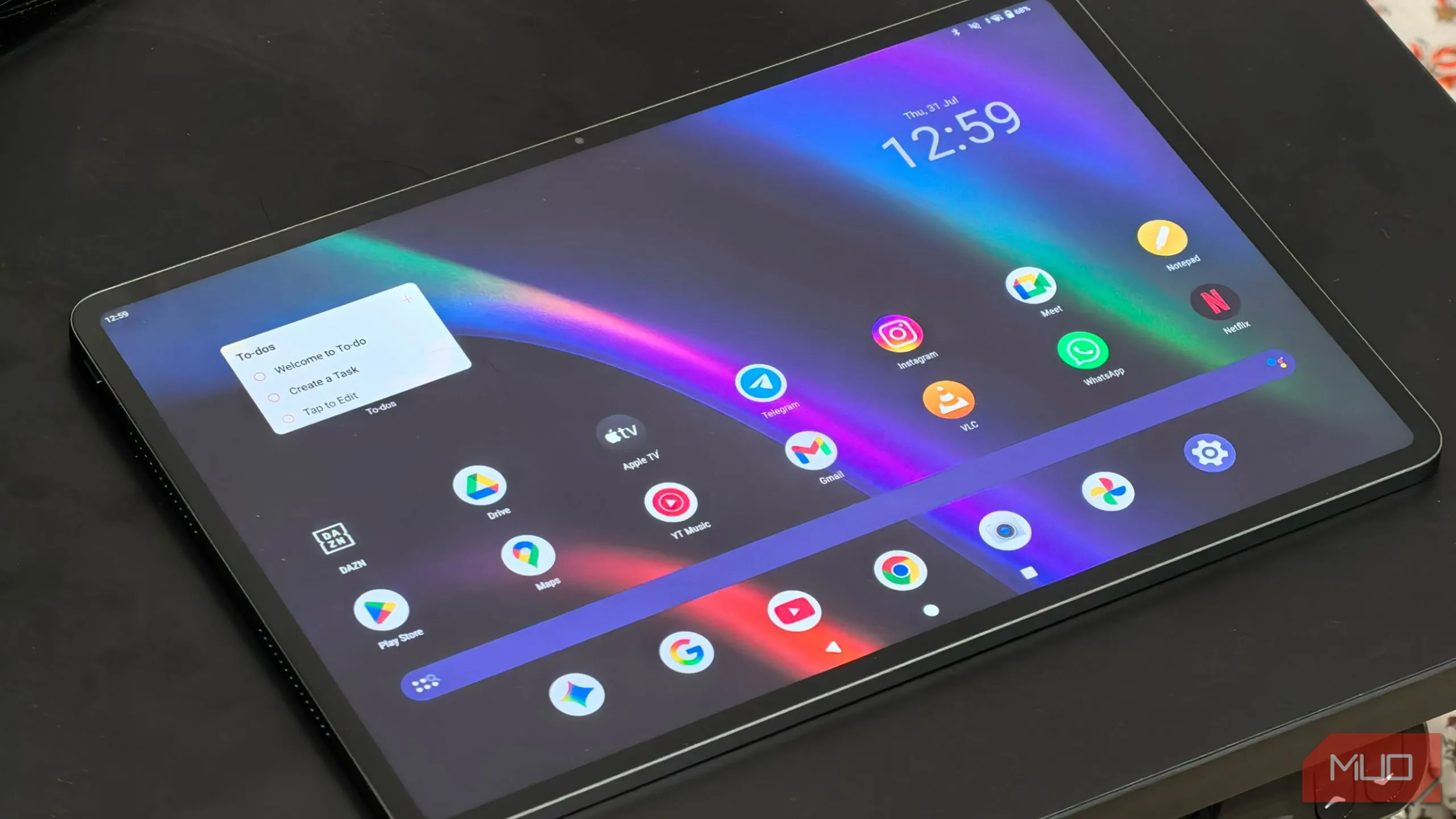 Màn hình chính của tablet Infinix XPAD GT với giao diện Android gần gốc
