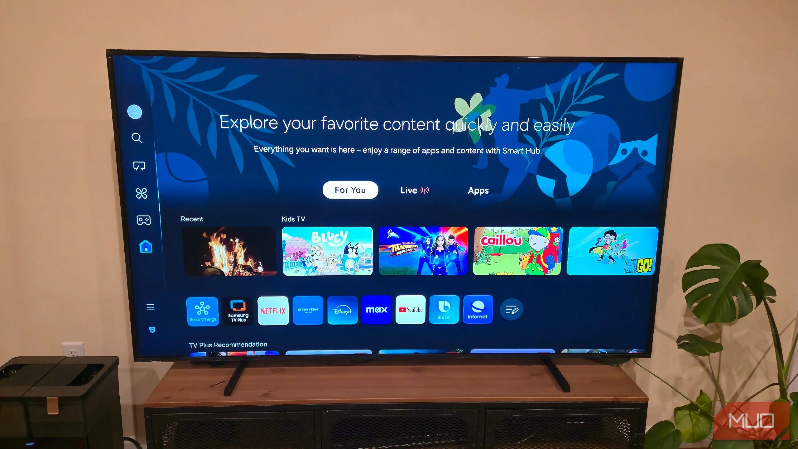 Màn hình chính của TV Samsung chạy giao diện One UI, hiển thị các ứng dụng.