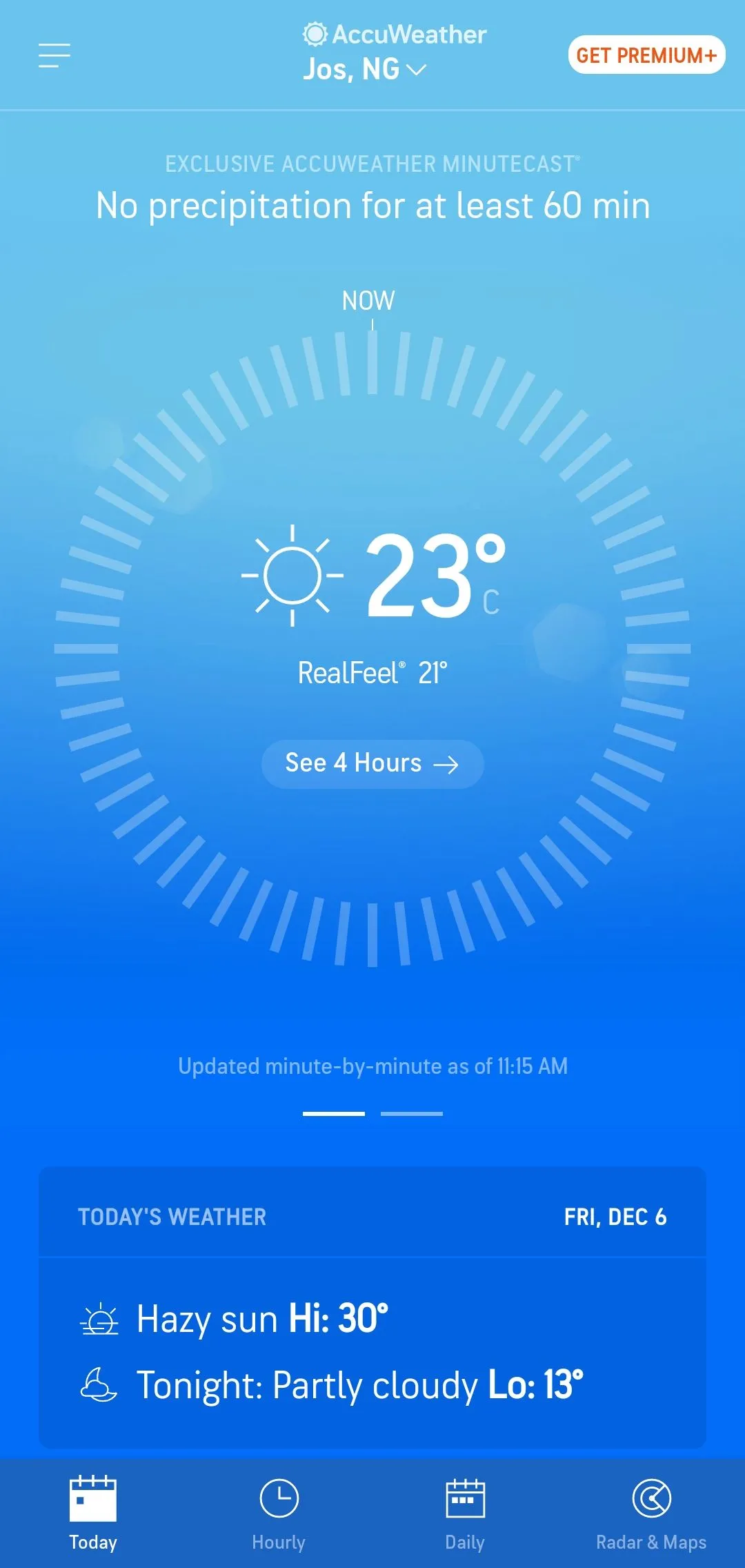 Màn hình chính của ứng dụng AccuWeather hiển thị nhiệt độ RealFeel, cung cấp cảm nhận thời tiết chân thực hơn.
