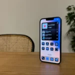 Màn hình chính iOS 18 với các biểu tượng ứng dụng và widget tùy chỉnh, cho thấy giao diện mới của hệ điều hành.