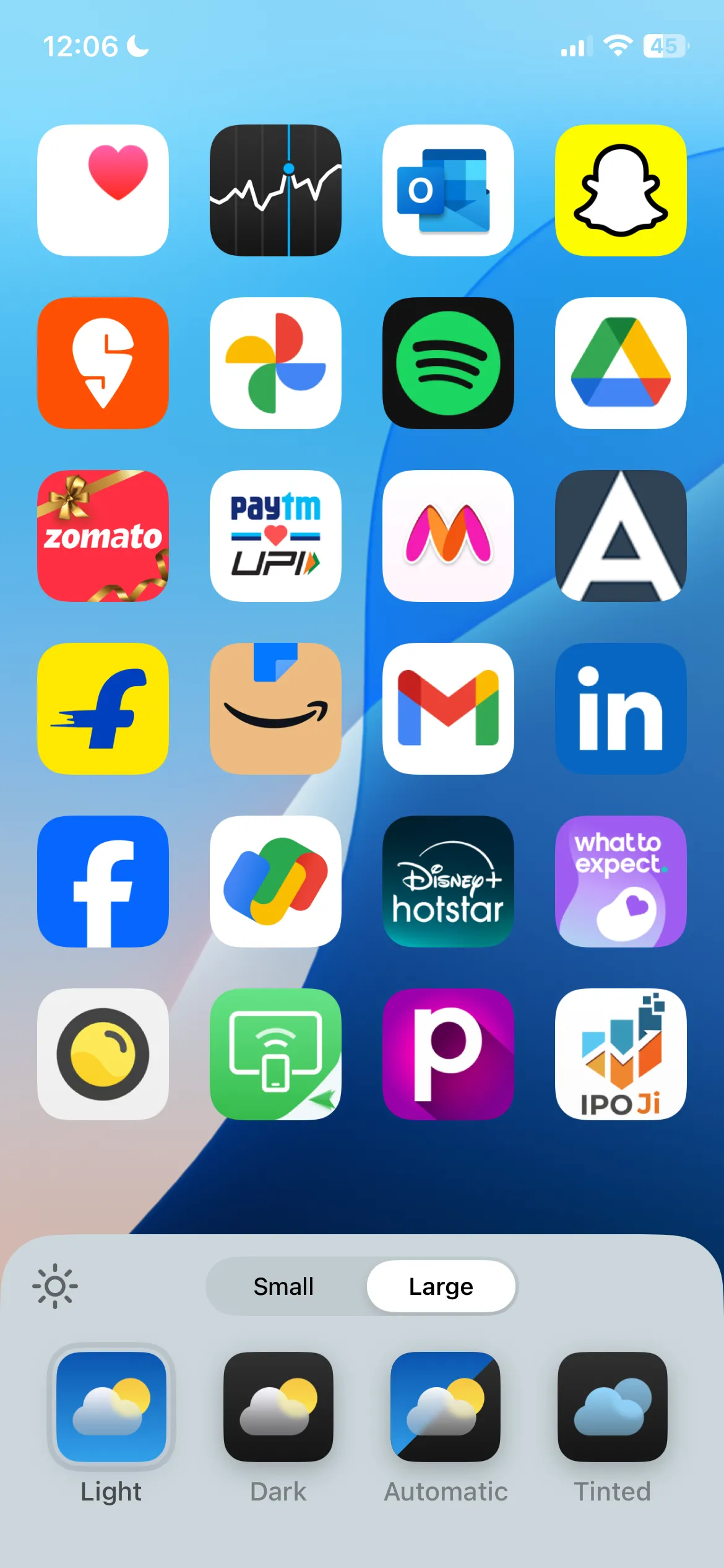 Màn hình chính iPhone với các biểu tượng ứng dụng lớn và nhãn tên ứng dụng đã được ẩn, tạo giao diện sạch sẽ.