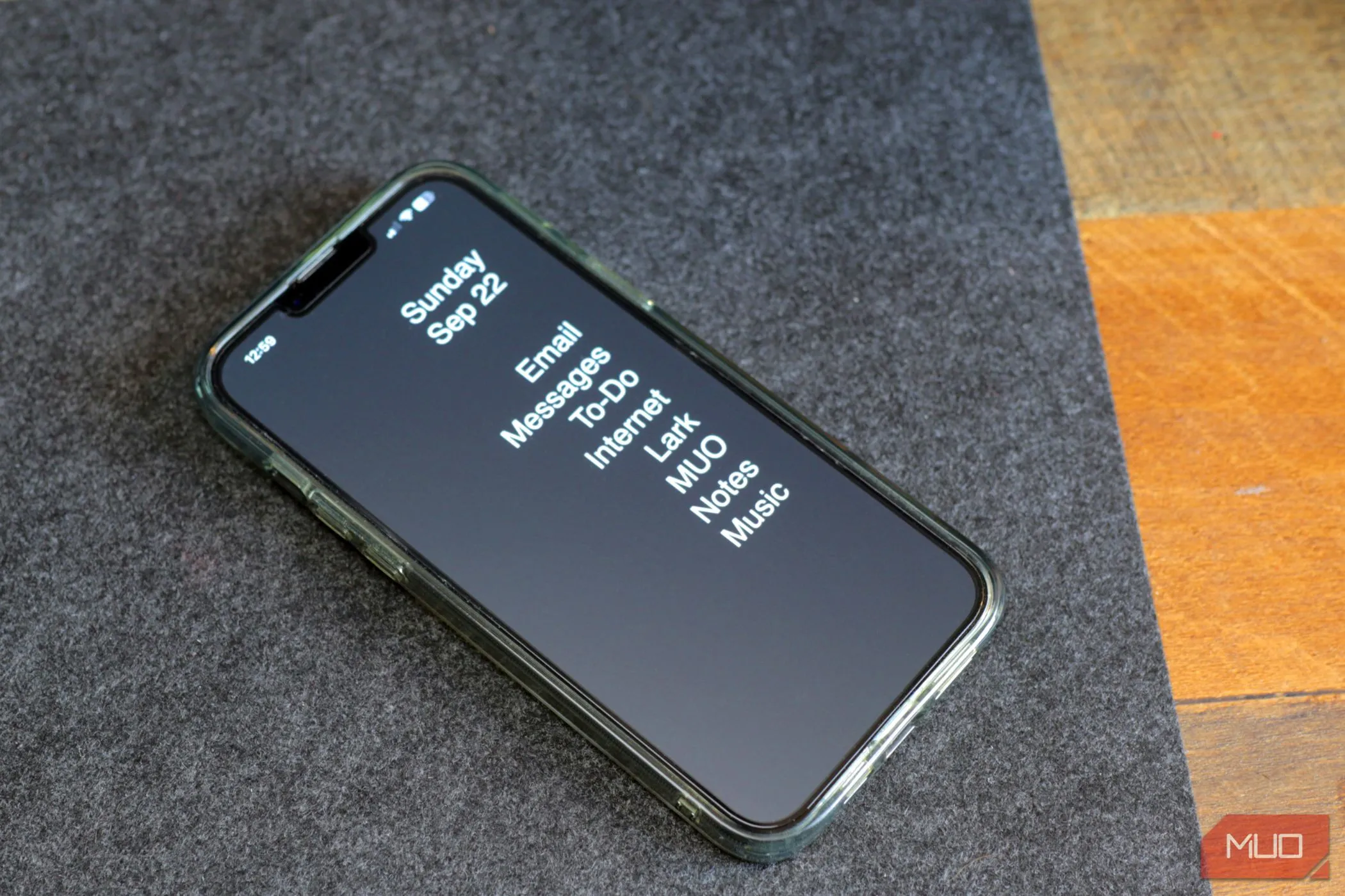 Màn hình chính tối giản của iPhone với các ứng dụng cơ bản, biến iPhone thành &quot;dumb phone&quot;