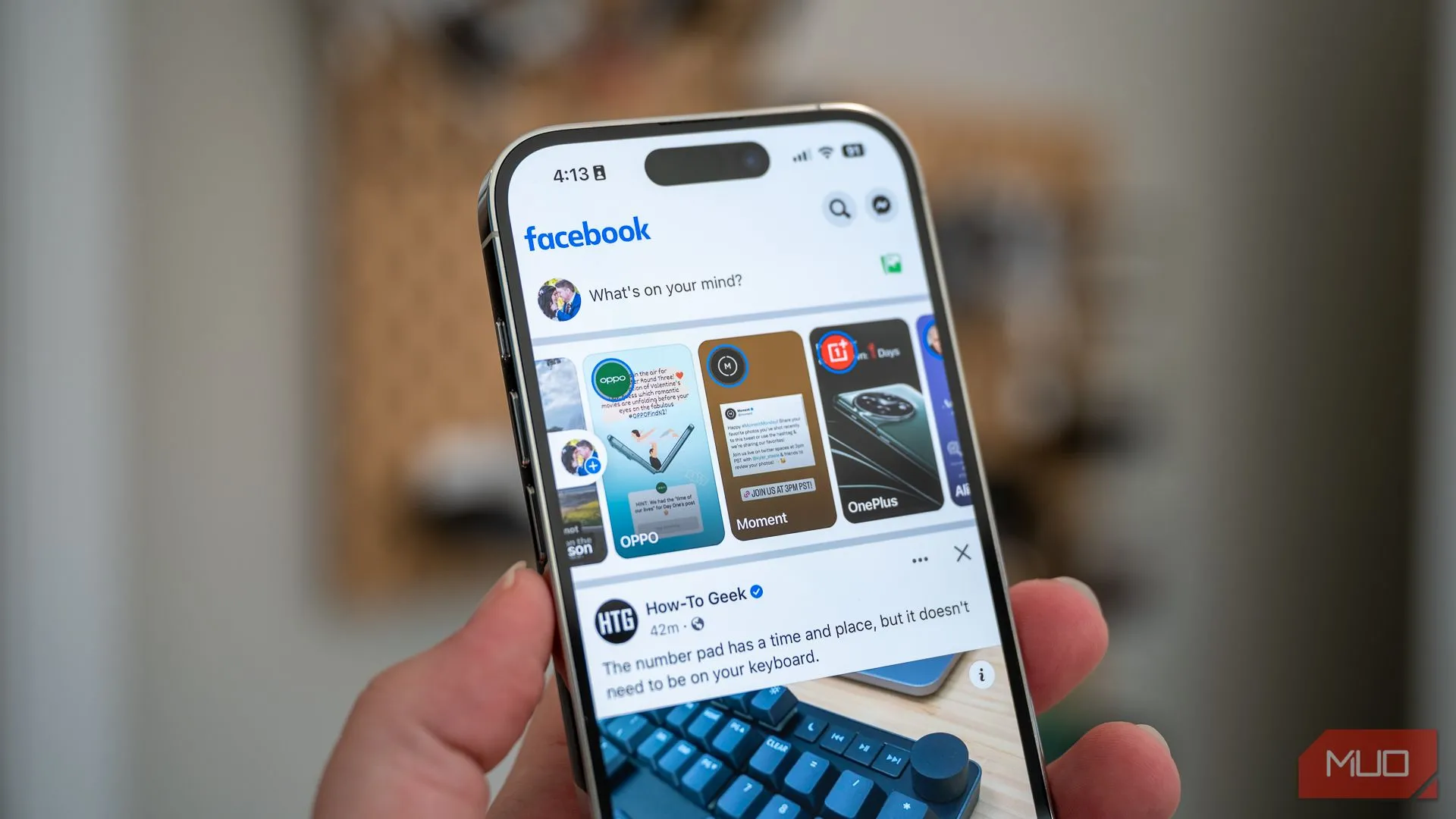 Màn hình chính ứng dụng Facebook trên iPhone, minh họa việc không nên chia sẻ thông tin nhạy cảm để đảm bảo bảo mật