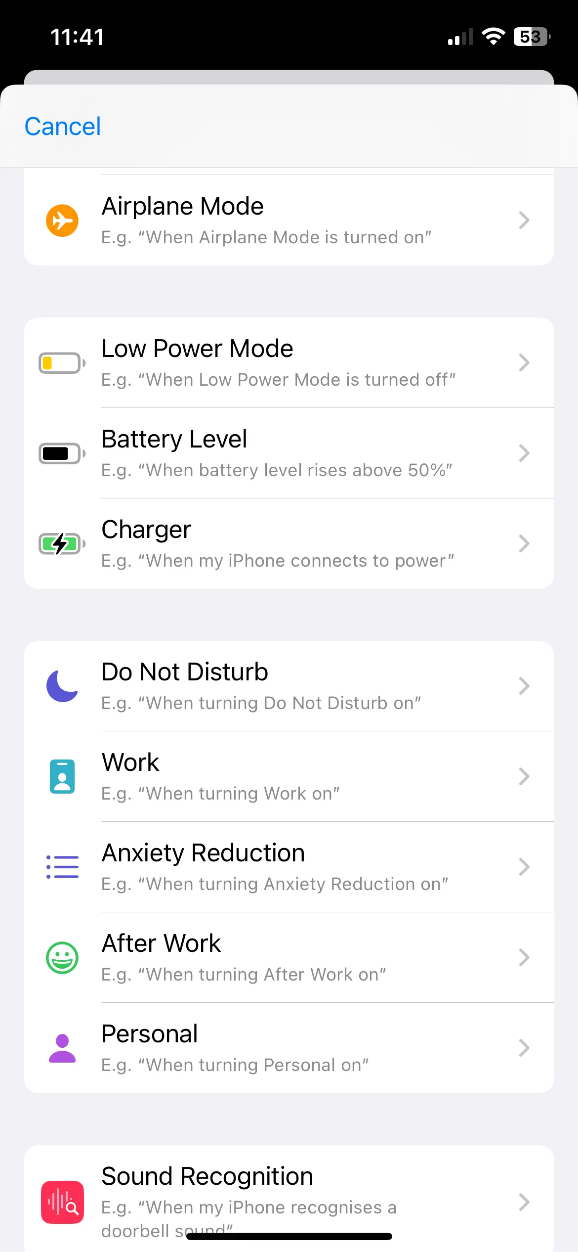 Màn hình chọn bộ kích hoạt "Sạc" (Charger) và "Khi được kết nối" (Is Connected) trong ứng dụng Phím tắt trên iPhone.