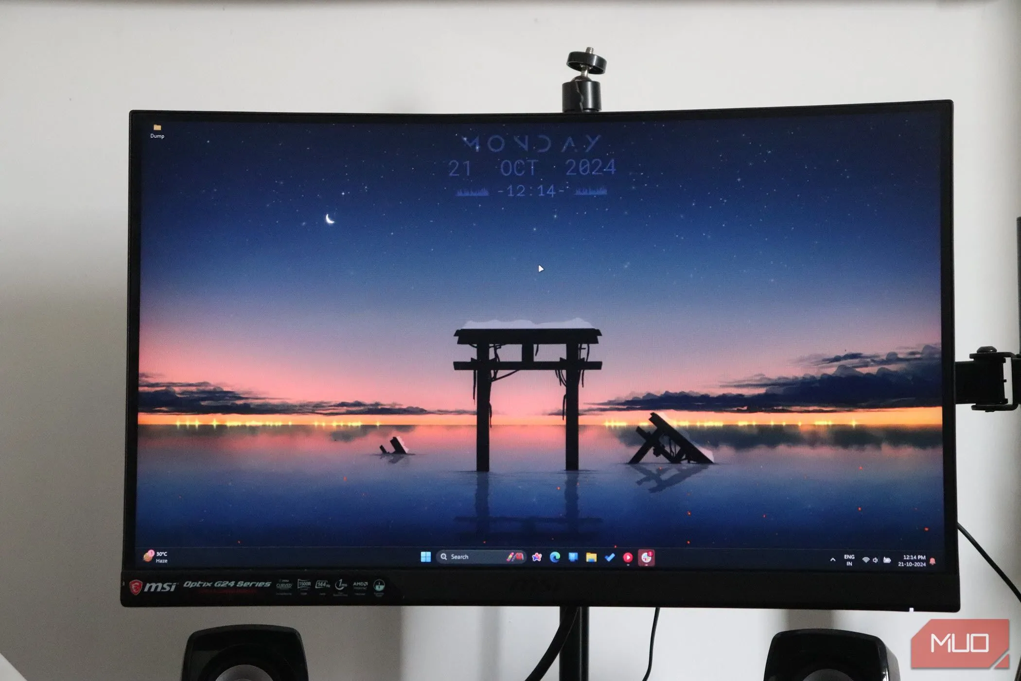 Màn hình cong OLED gắn trên tay đỡ, tượng trưng cho chi phí đầu tư cao và cân nhắc giá trị thực tế so với các lựa chọn LCD