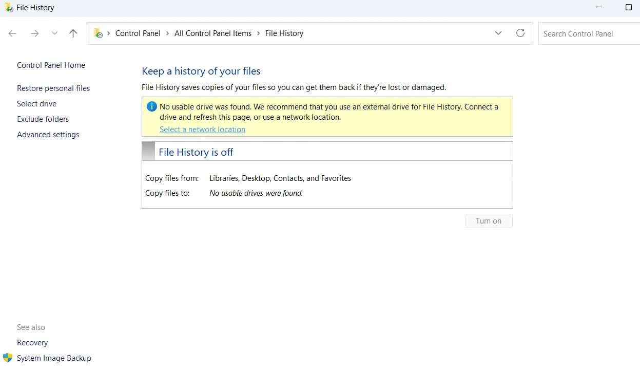 Màn hình Control Panel trên Windows với menu File History giúp sao lưu dữ liệu tự động.