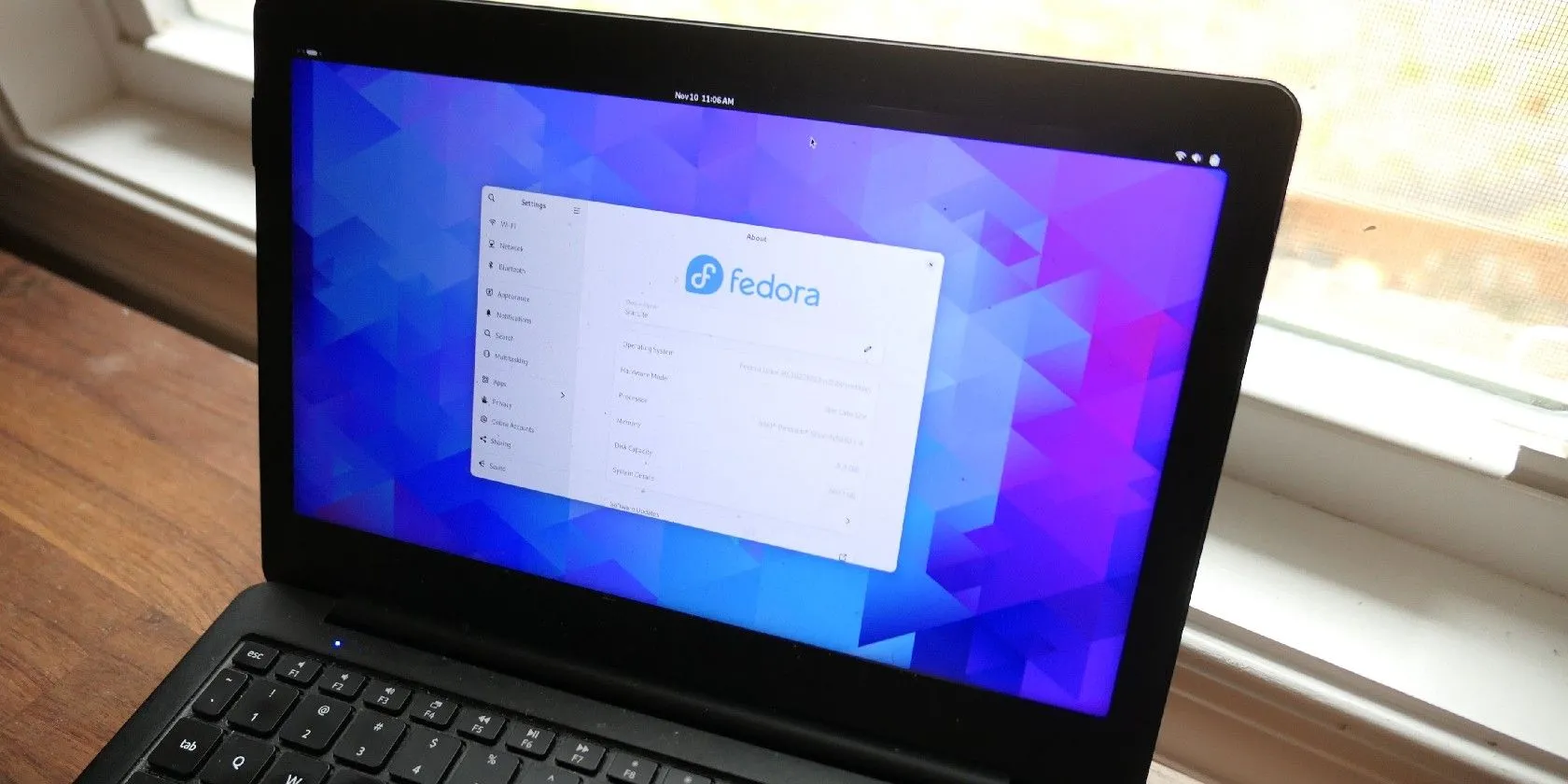 Màn hình desktop Fedora Silverblue hiển thị trên laptop Star Labs StarLite Mk IV, với giao diện tối giản.