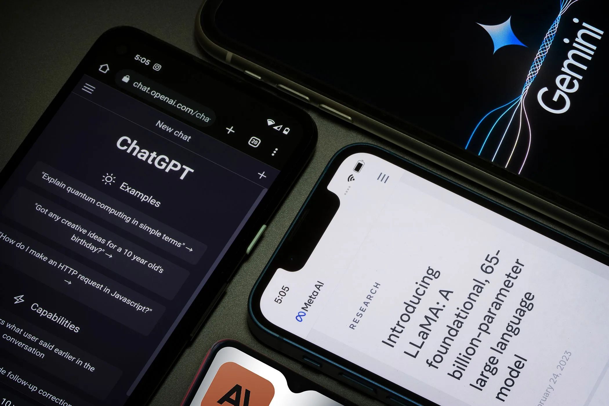 Màn hình điện thoại hiển thị các trợ lý AI như Meta AI, ChatGPT và Google Gemini, thể hiện xu hướng AI đàm thoại