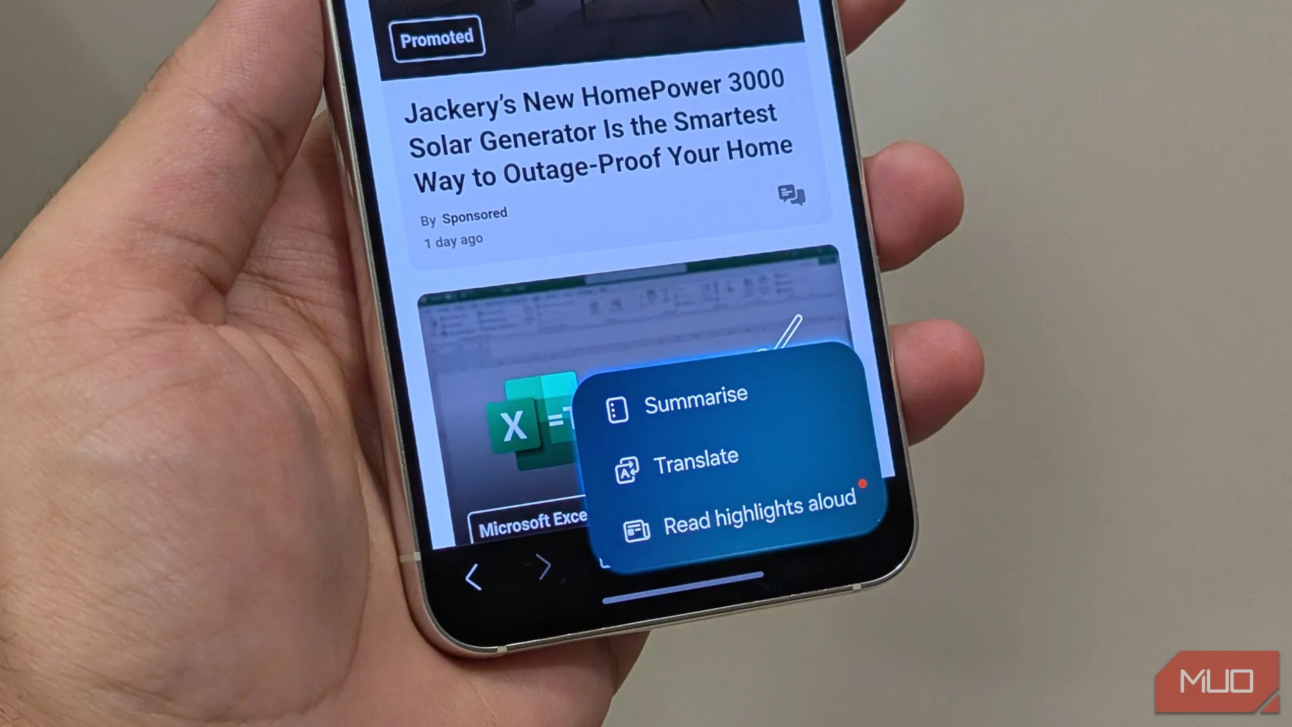 Màn hình điện thoại hiển thị tính năng Browsing Assist trên trình duyệt Samsung Internet, minh họa khả năng AI tiện lợi