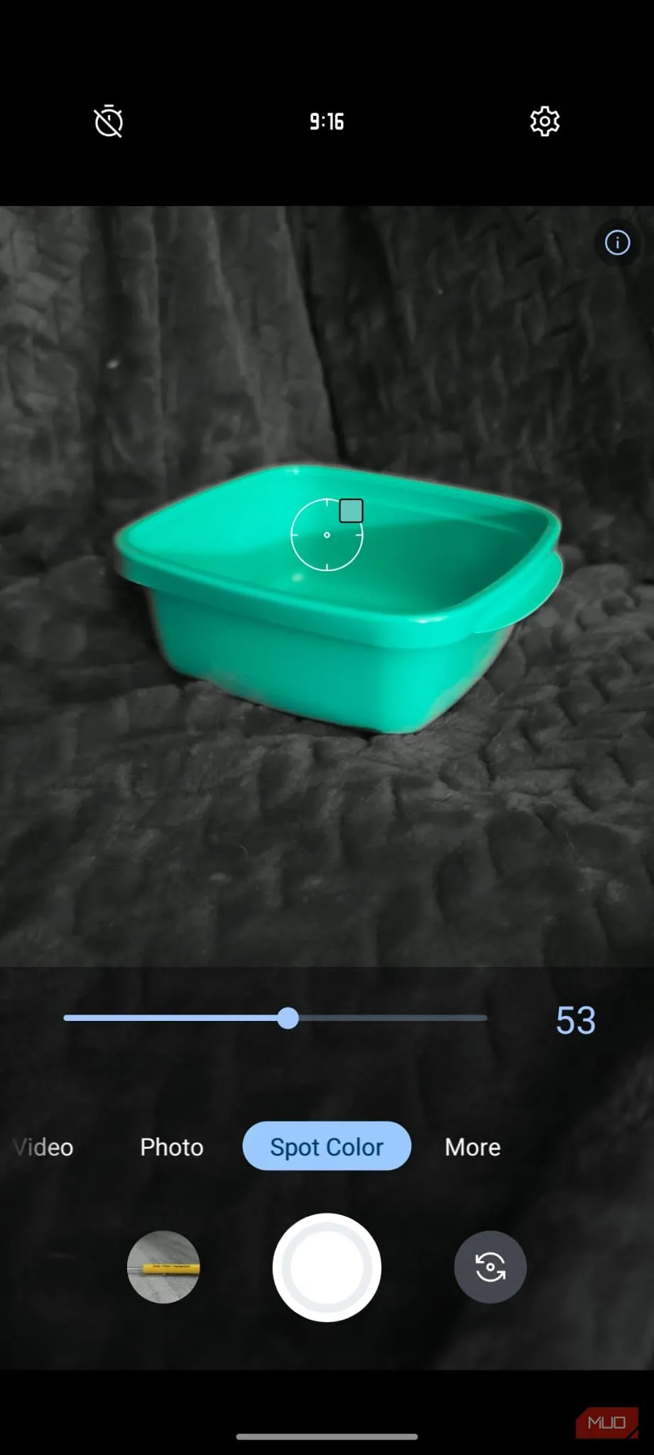 Màn hình điện thoại Motorola hiển thị giao diện camera với tính năng Spot Color đang chọn màu sắc nổi bật cho chiếc bát.