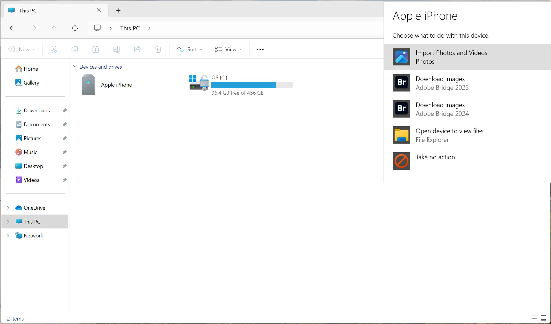 Màn hình File Explorer trên Windows đang hiển thị quá trình nhập ảnh và video từ iPhone sang máy tính.