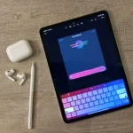 Màn hình Genmoji trên iPad cùng với AirPods và Apple Pencil, minh họa các phụ kiện Apple phổ biến.