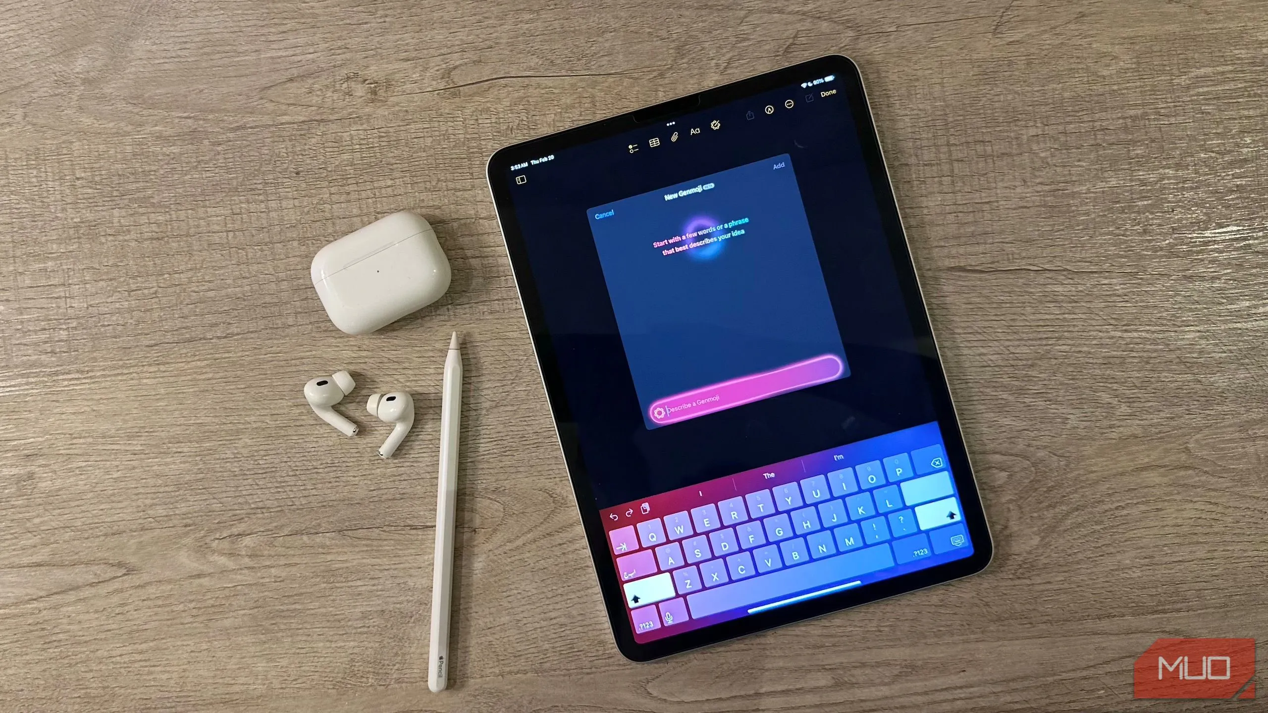 Màn hình Genmoji trên iPad cùng với AirPods và Apple Pencil, minh họa các phụ kiện Apple phổ biến.