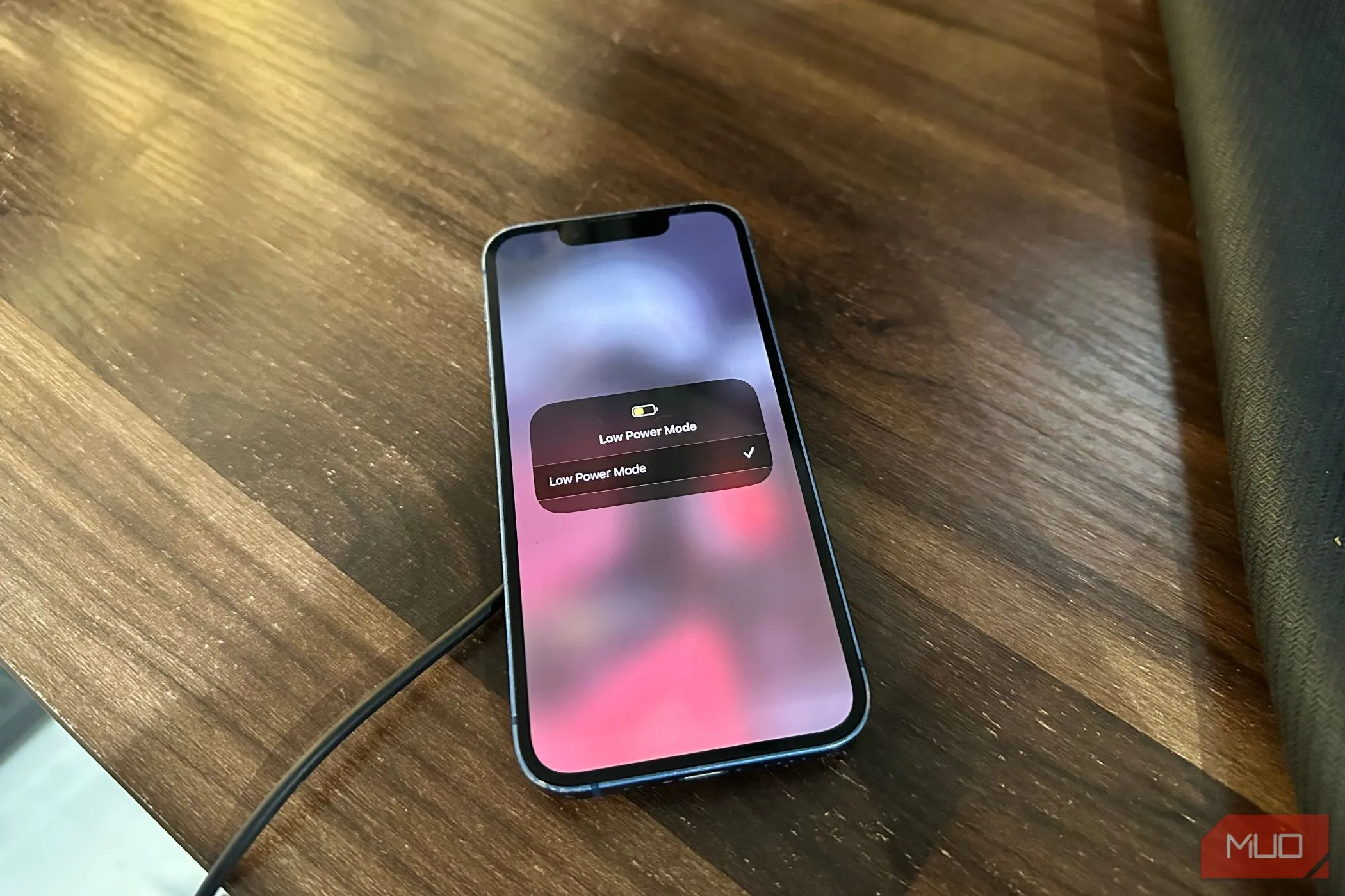 Màn hình iPhone 14 hiển thị thông báo Chế độ Nguồn điện thấp, làm rõ chức năng này khi sạc pin.