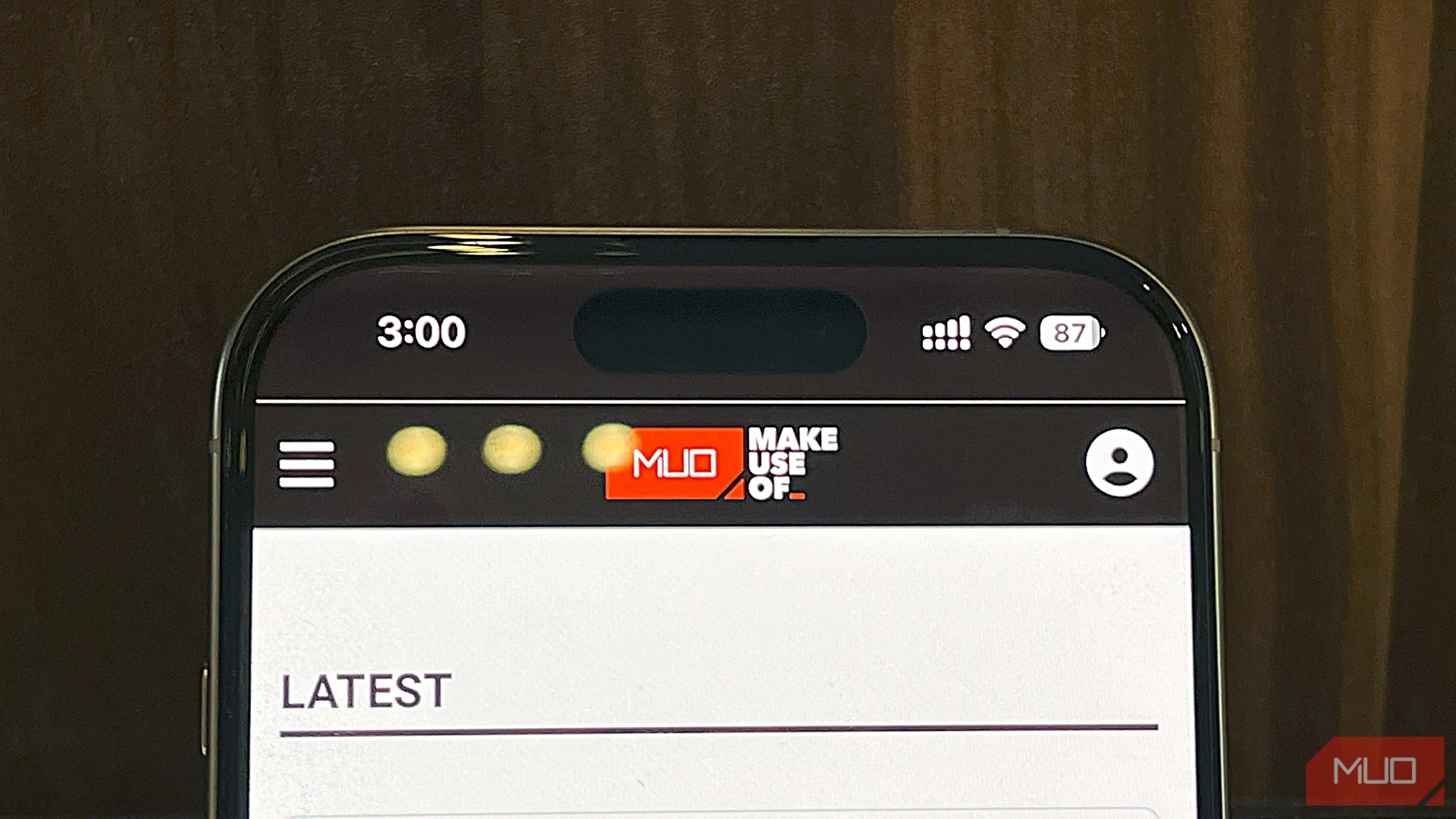 Màn hình iPhone 16 Pro hiển thị trình duyệt Safari đang hoạt động trong thử nghiệm pin