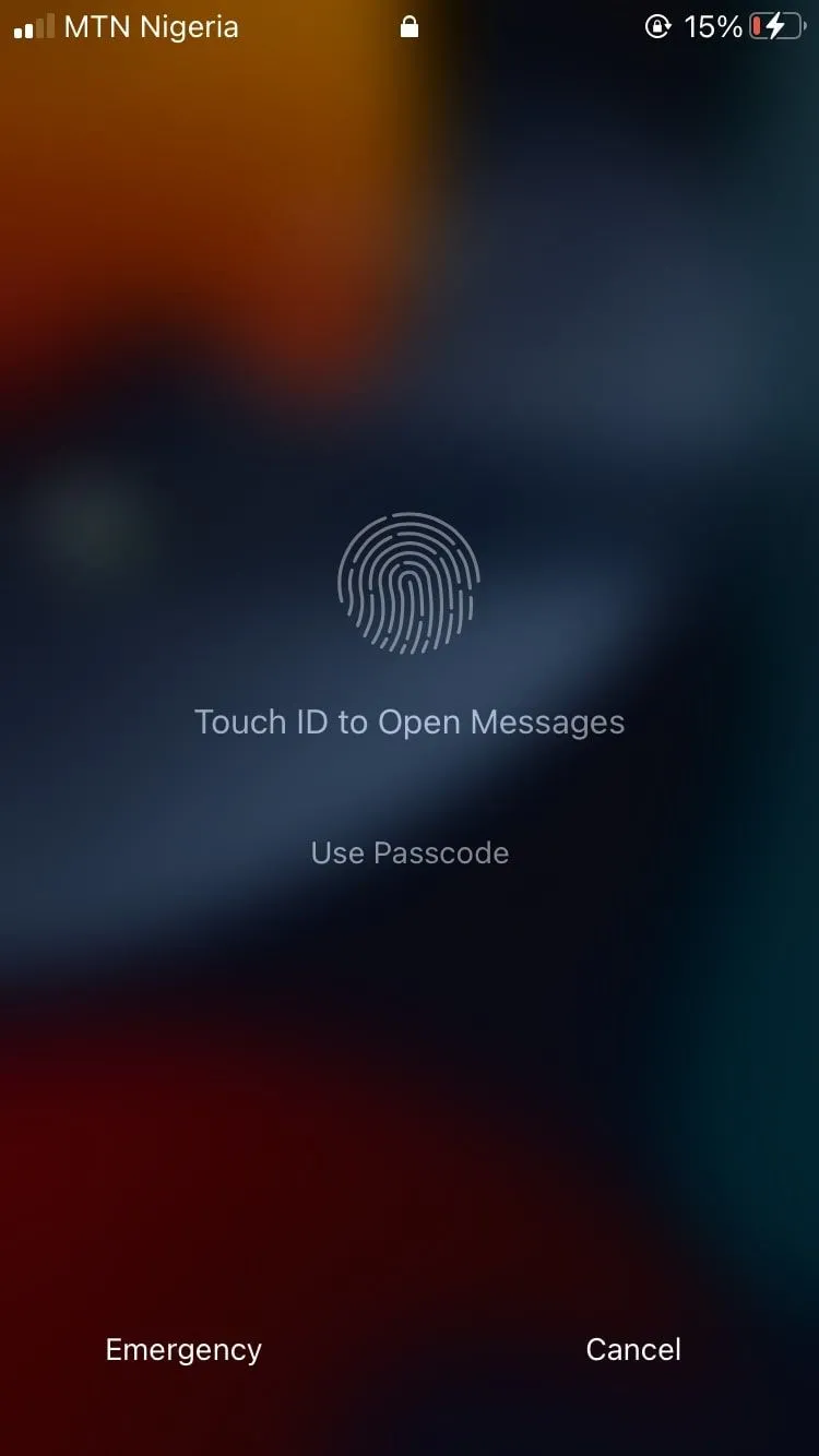 Màn hình iPhone đang được mở khóa để xem tin nhắn, minh họa sự khác biệt khi không có Face ID