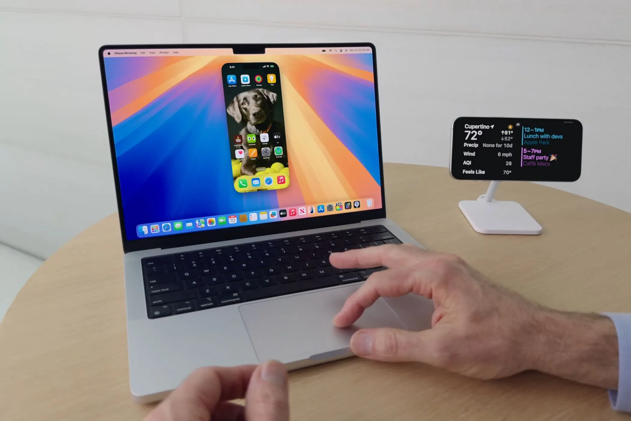 Màn hình iPhone được phản chiếu (mirroring) trên MacBook chạy macOS Sequoia, minh họa hạn chế về tỷ lệ khung hình hiện tại.