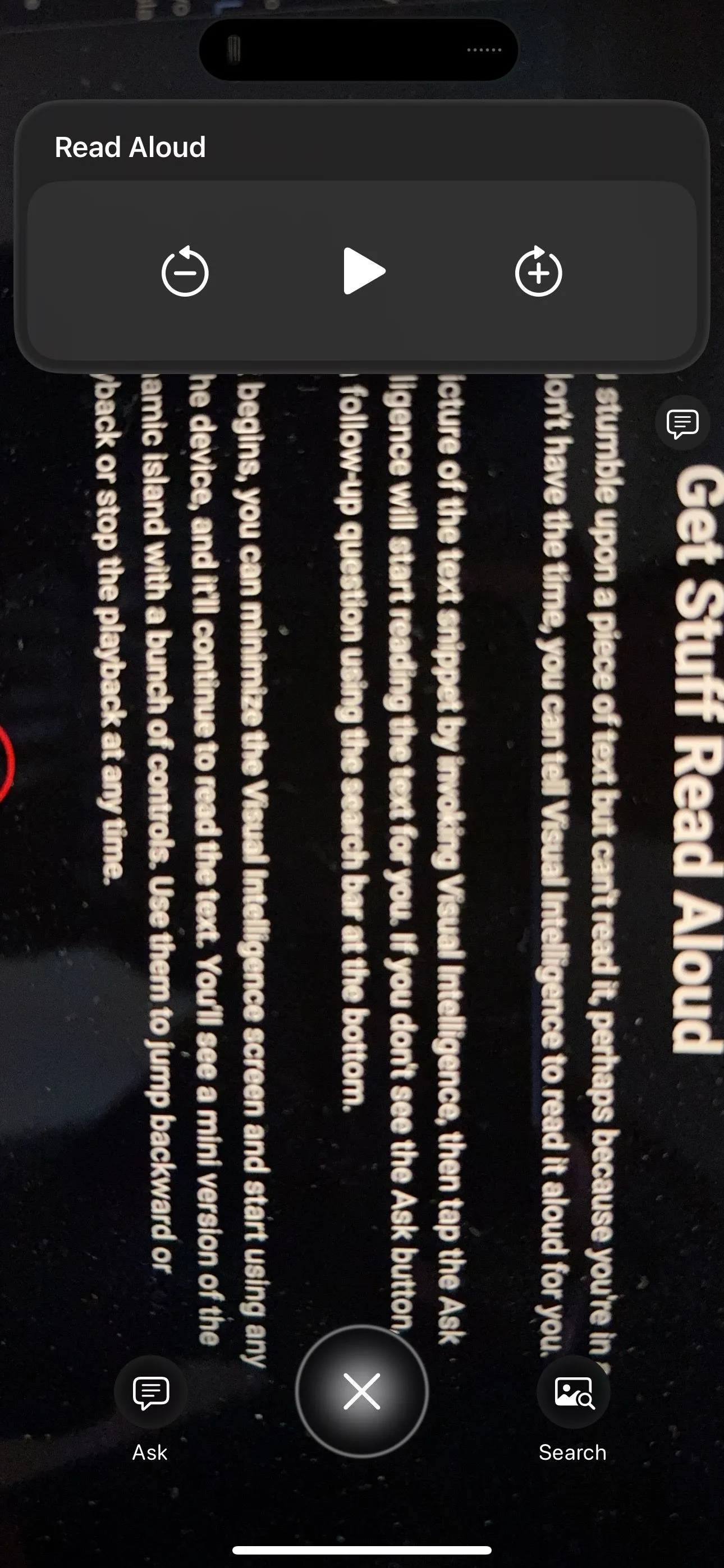 Màn hình iPhone hiển thị giao diện điều khiển phát lại văn bản được đọc to bởi tính năng Visual Intelligence.