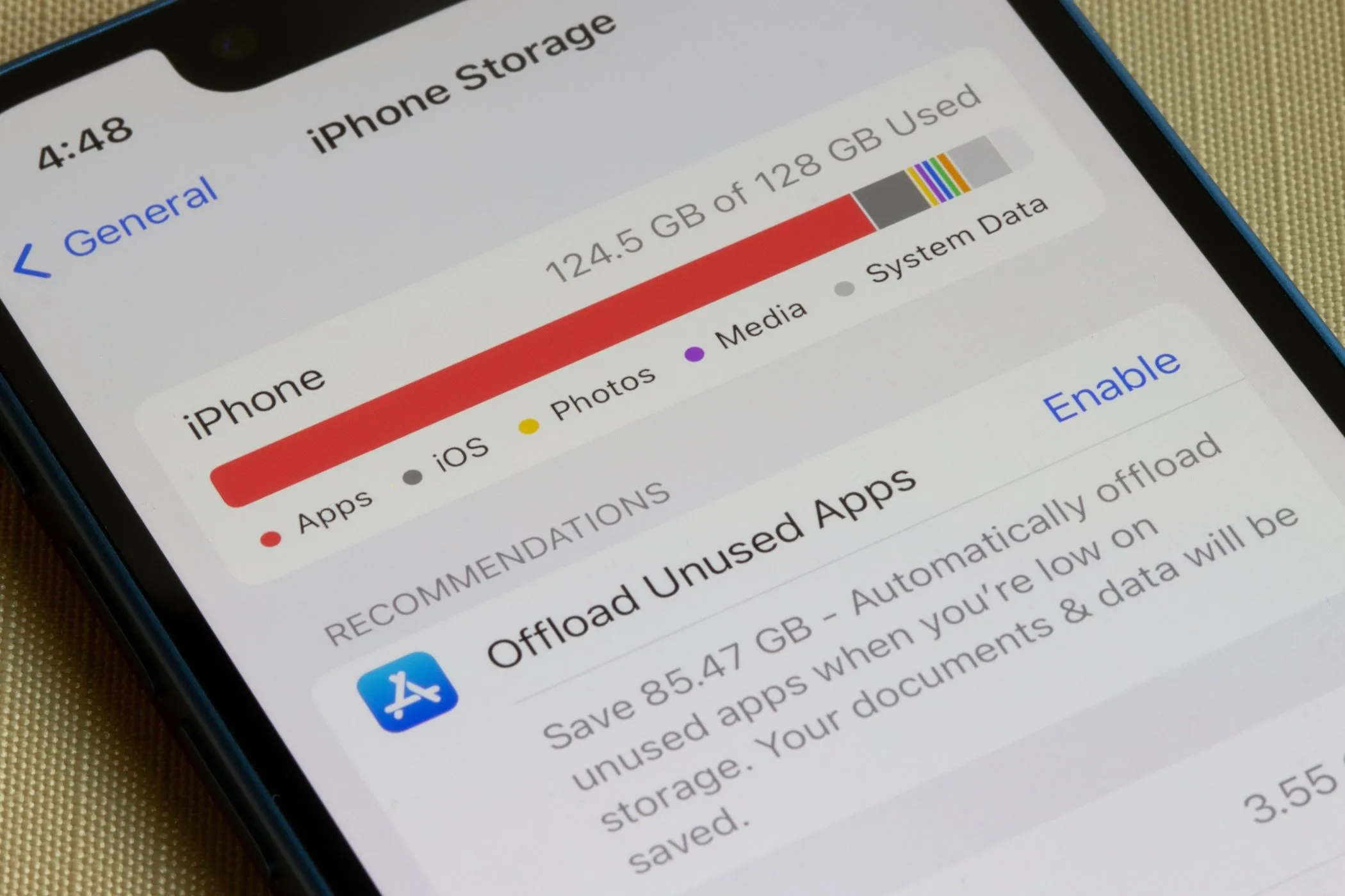 Màn hình iPhone hiển thị mục quản lý dung lượng lưu trữ trên hệ điều hành iOS