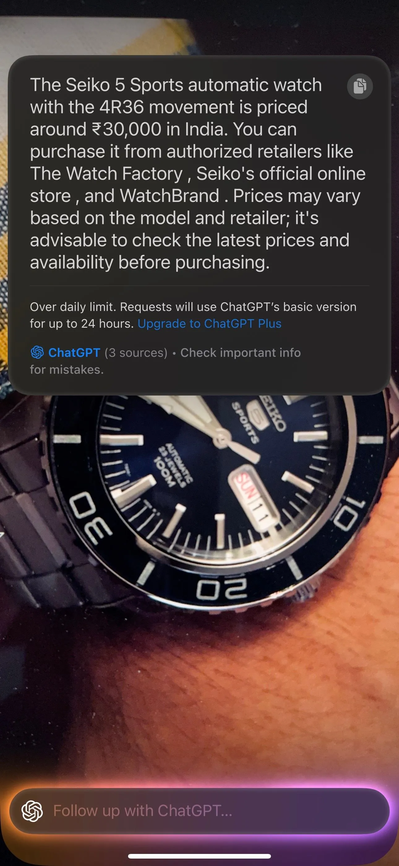 Màn hình iPhone hiển thị Visual Intelligence đang xác định một đôi giày thể thao, hỗ trợ tìm kiếm và mua sắm.