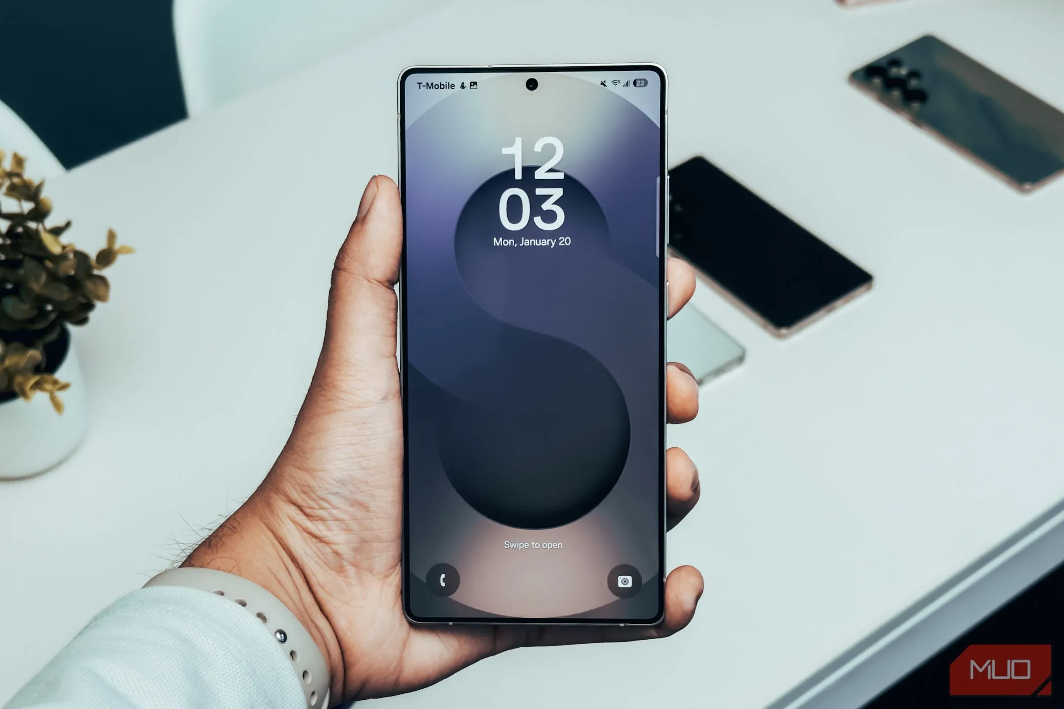 Màn hình khóa của Samsung Galaxy S25 Ultra đang được cầm trên tay