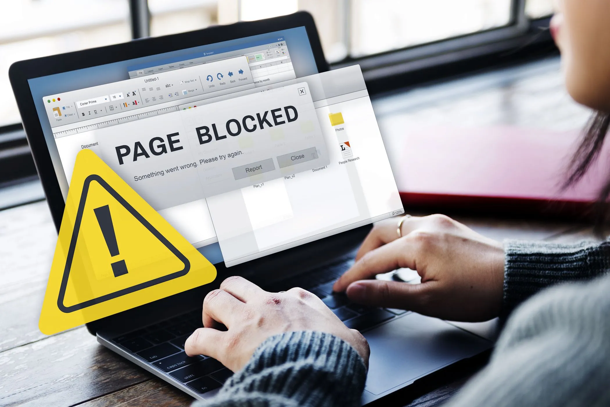 Màn hình laptop cảnh báo trang web bị chặn, thể hiện tầm quan trọng của duyệt web an toàn và sử dụng VPN.
