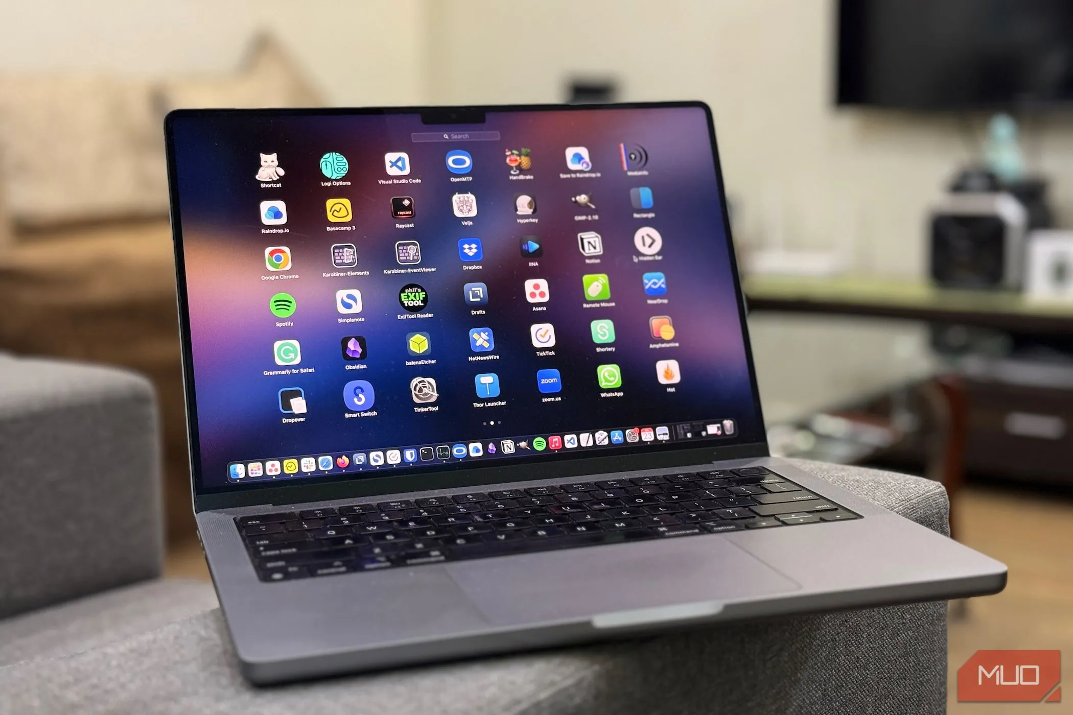 Màn hình Launchpad của macOS hiển thị các ứng dụng được cài đặt sẵn trên MacBook, thể hiện hệ điều hành không bloatware của Apple.