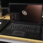 Màn hình Linux Mint trên laptop ThinkPad với chuột và USB
