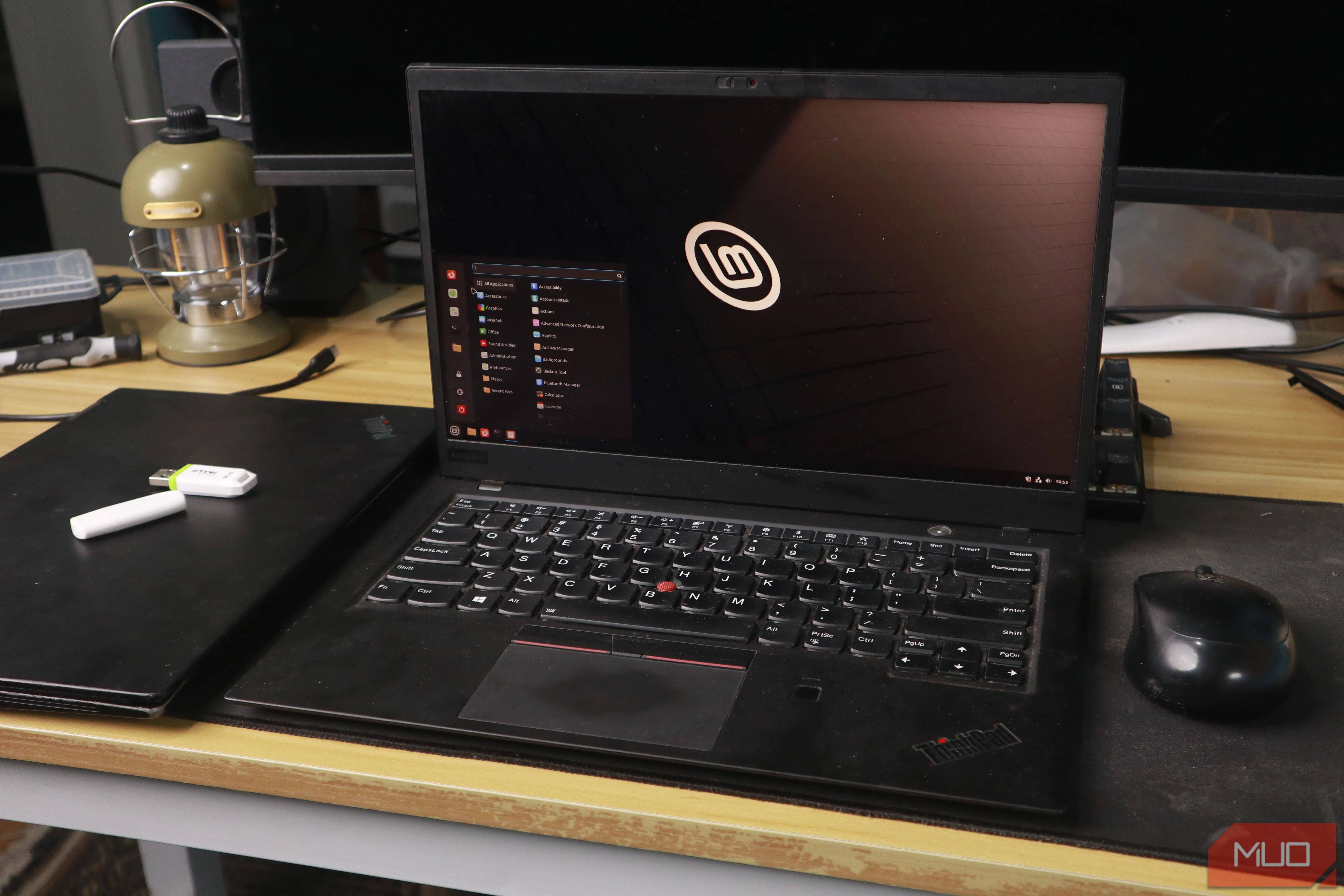 Màn hình Linux Mint trên laptop ThinkPad với chuột và USB
