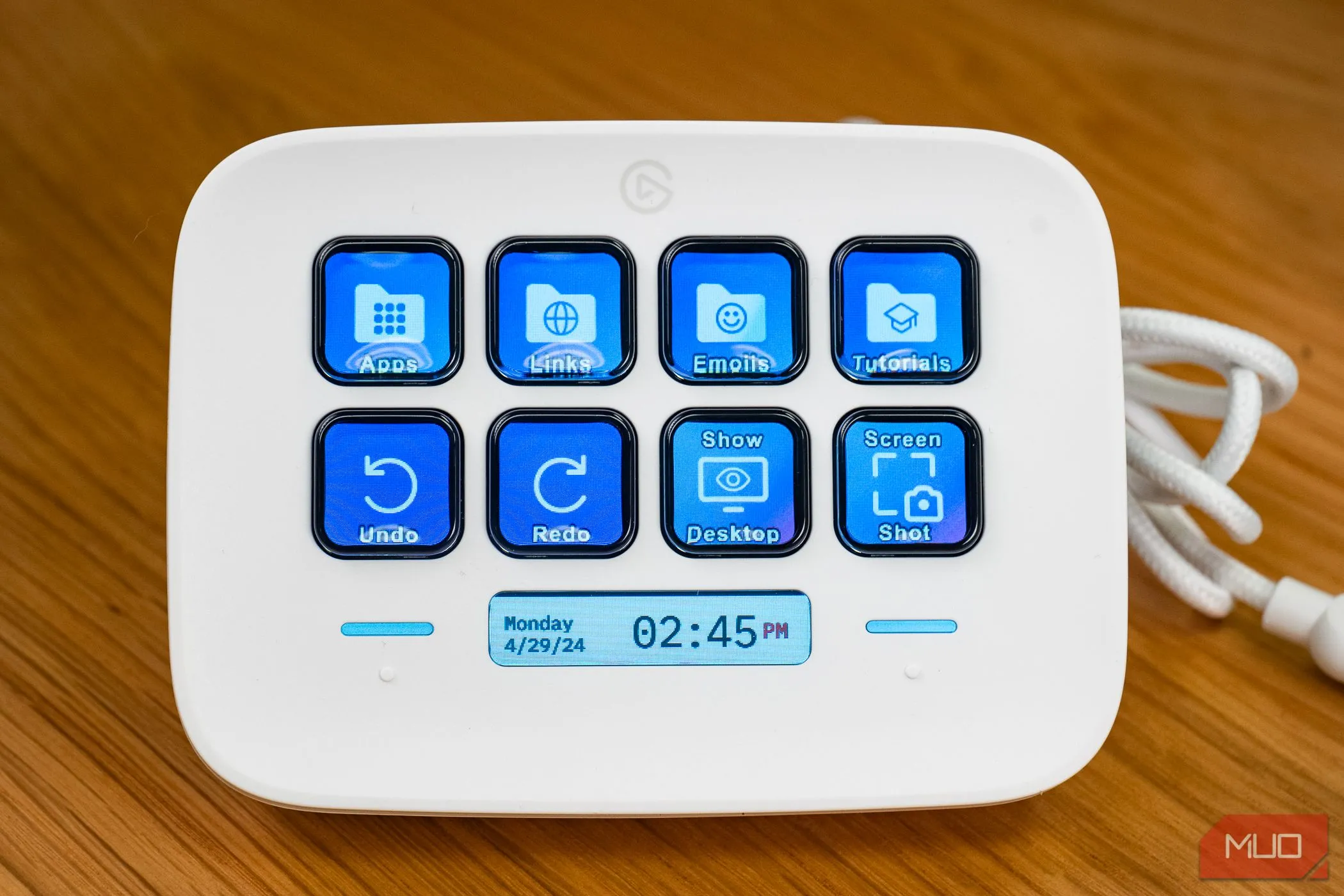 Màn hình mặc định của Stream Deck Neo với các nút chức năng cơ bản, minh họa sự tiện lợi trong truy cập nhanh