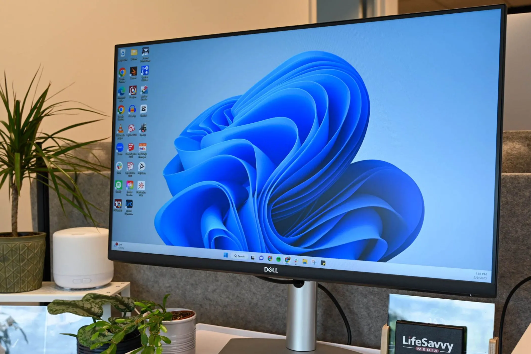 Màn hình máy tính hiển thị giao diện Windows với nhiều cửa sổ ứng dụng mở