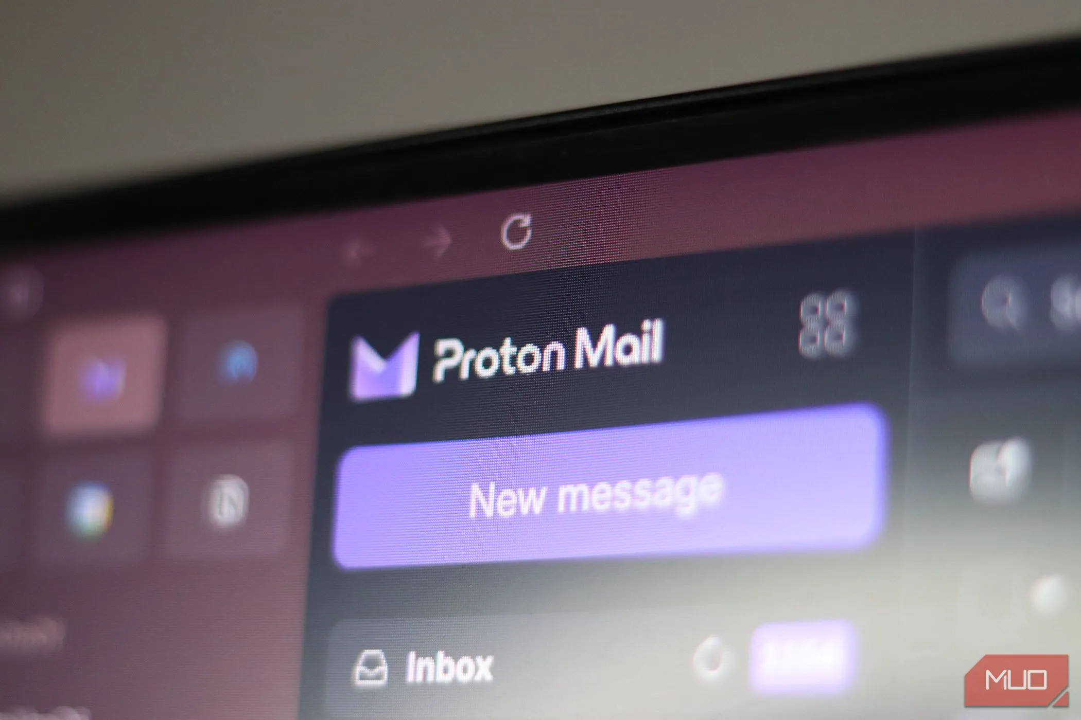 Màn hình máy tính hiển thị logo Proton Mail, biểu tượng của dịch vụ email bảo mật