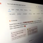 Màn hình máy tính xách tay hiển thị kết quả tìm kiếm Google với tính năng AI Overviews