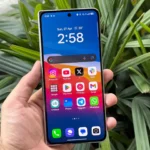 Màn hình ngoài của điện thoại gập Oppo Find N5 hiển thị giao diện người dùng, nhấn mạnh tỉ lệ gần giống điện thoại truyền thống.