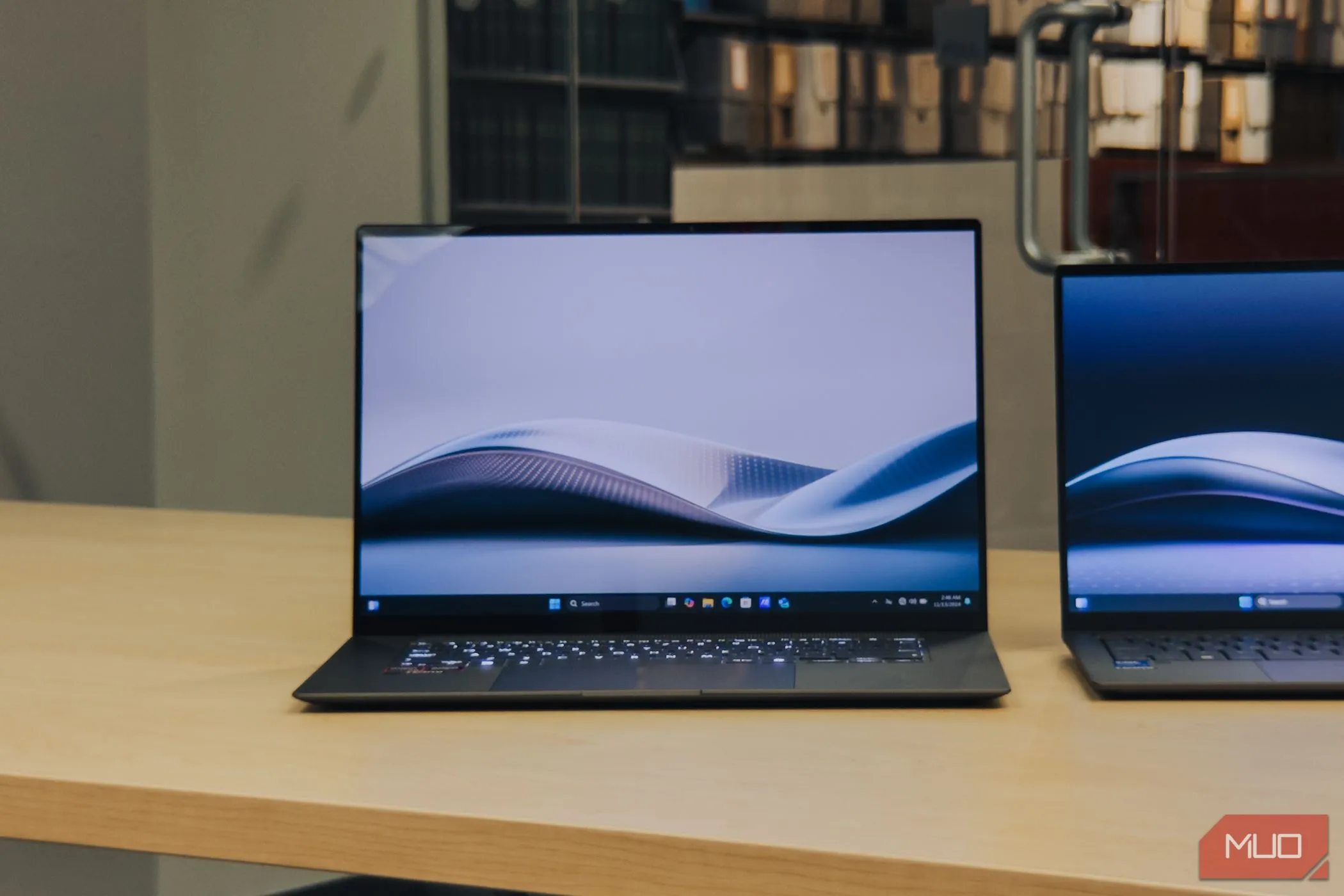 Màn hình OLED rực rỡ của ASUS Zenbook S 16 trên bàn gỗ
