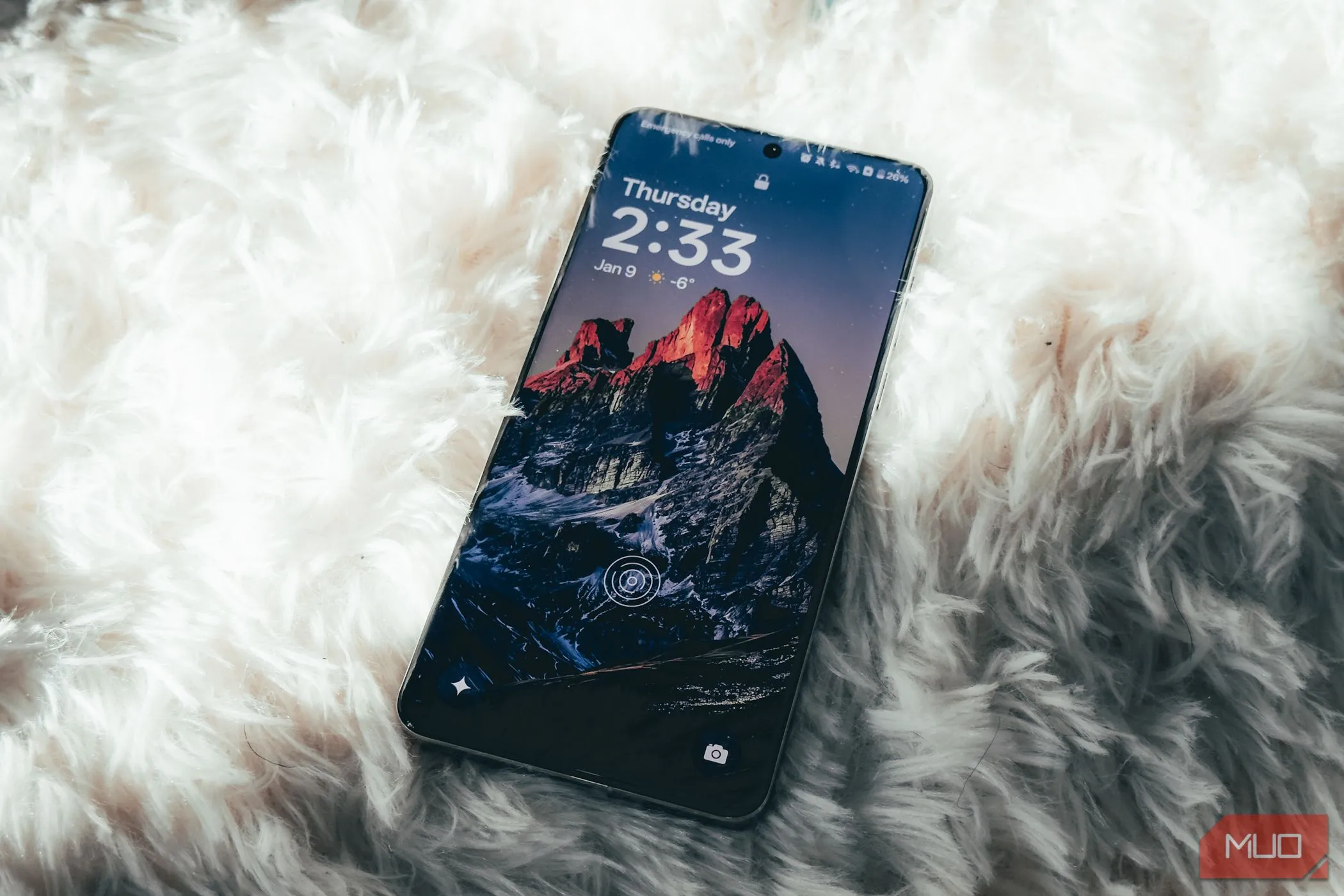 Màn hình OnePlus 13 đang hoạt động, minh họa hiệu suất và thời lượng pin.