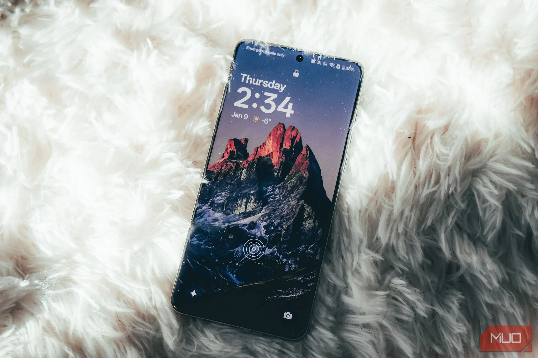 Màn hình OnePlus 13 hiển thị sống động trên nền trắng.