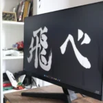 Màn hình Samsung trên bàn gỗ cùng laptop và phụ kiện, minh họa kết nối màn hình ngoài