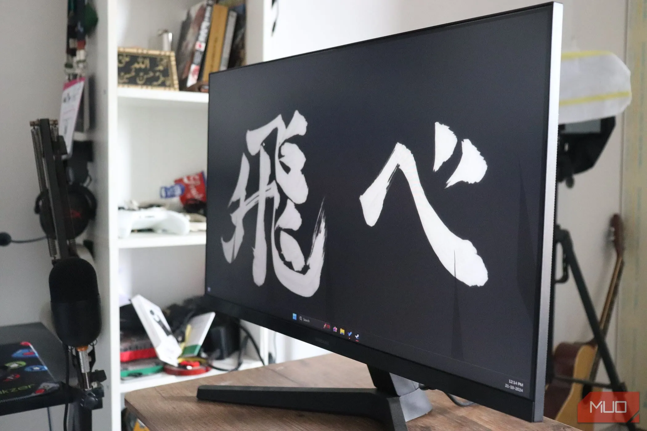 Màn hình Samsung trên bàn gỗ cùng laptop và phụ kiện, minh họa kết nối màn hình ngoài