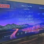 Màn hình Smart TV với ứng dụng karaoke, minh họa giao diện khi có yếu tố lạ xuất hiện